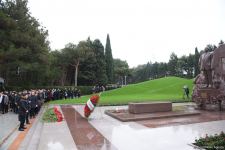 Azerbaijan's public honors memory of the Great Leader Heydar Aliyev (PHOTO)
