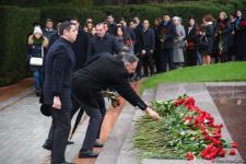 Azerbaijan's public honors memory of the Great Leader Heydar Aliyev (PHOTO)