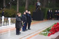 Azerbaijan's public honors memory of the Great Leader Heydar Aliyev (PHOTO)