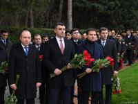 Azerbaijan's public honors memory of the Great Leader Heydar Aliyev (PHOTO)