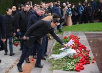 Azerbaijan's public honors memory of the Great Leader Heydar Aliyev (PHOTO)