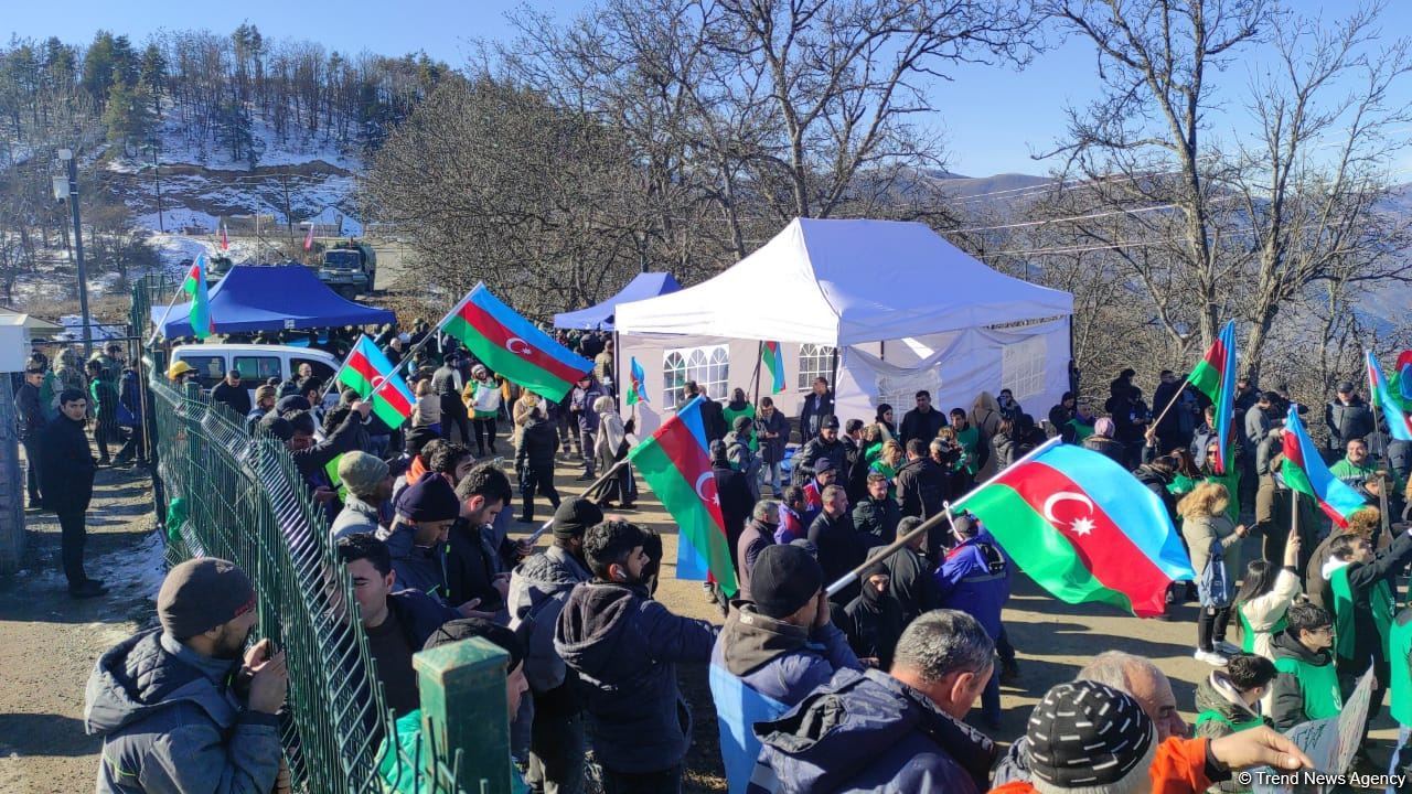 Azerbaijanis hold protest near Russian peacekeepers' post in Karabakh, set up tents (PHOTO/VIDEO)
