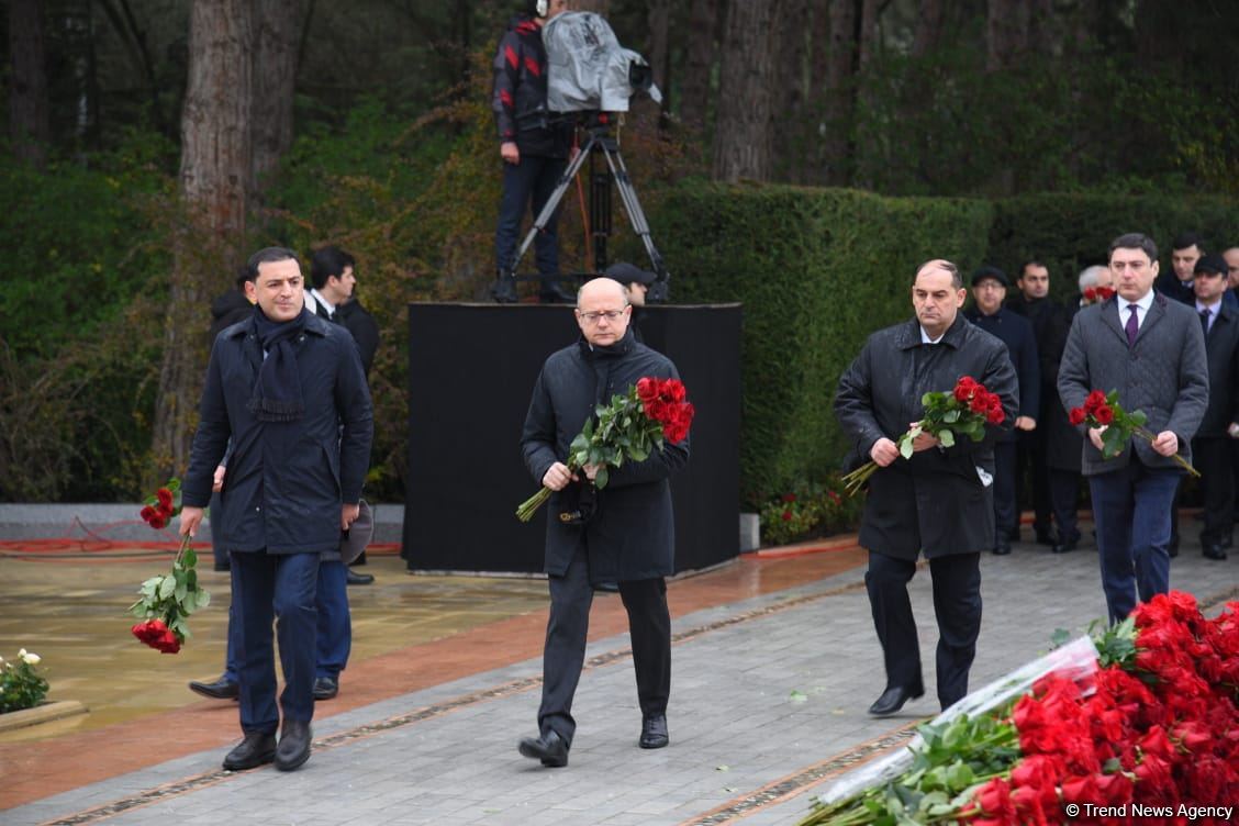 Azerbaijan's public honors memory of the Great Leader Heydar Aliyev (PHOTO)