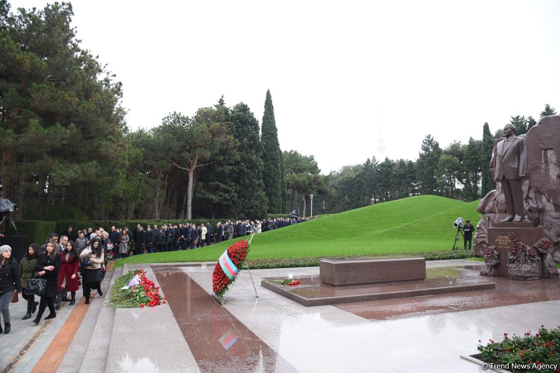 Azerbaijan's public honors memory of the Great Leader Heydar Aliyev (PHOTO)