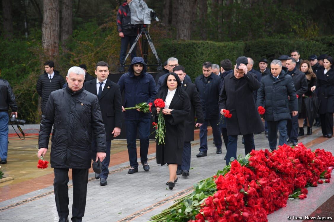 Azerbaijan's public honors memory of the Great Leader Heydar Aliyev (PHOTO)
