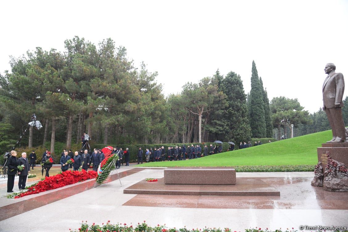 Azerbaijan's public honors memory of the Great Leader Heydar Aliyev (PHOTO)