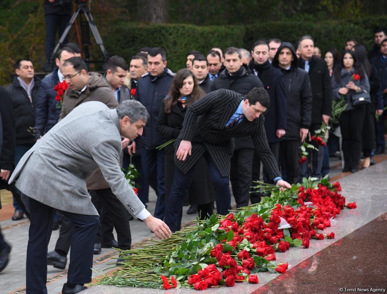 Azerbaijan's public honors memory of the Great Leader Heydar Aliyev (PHOTO)