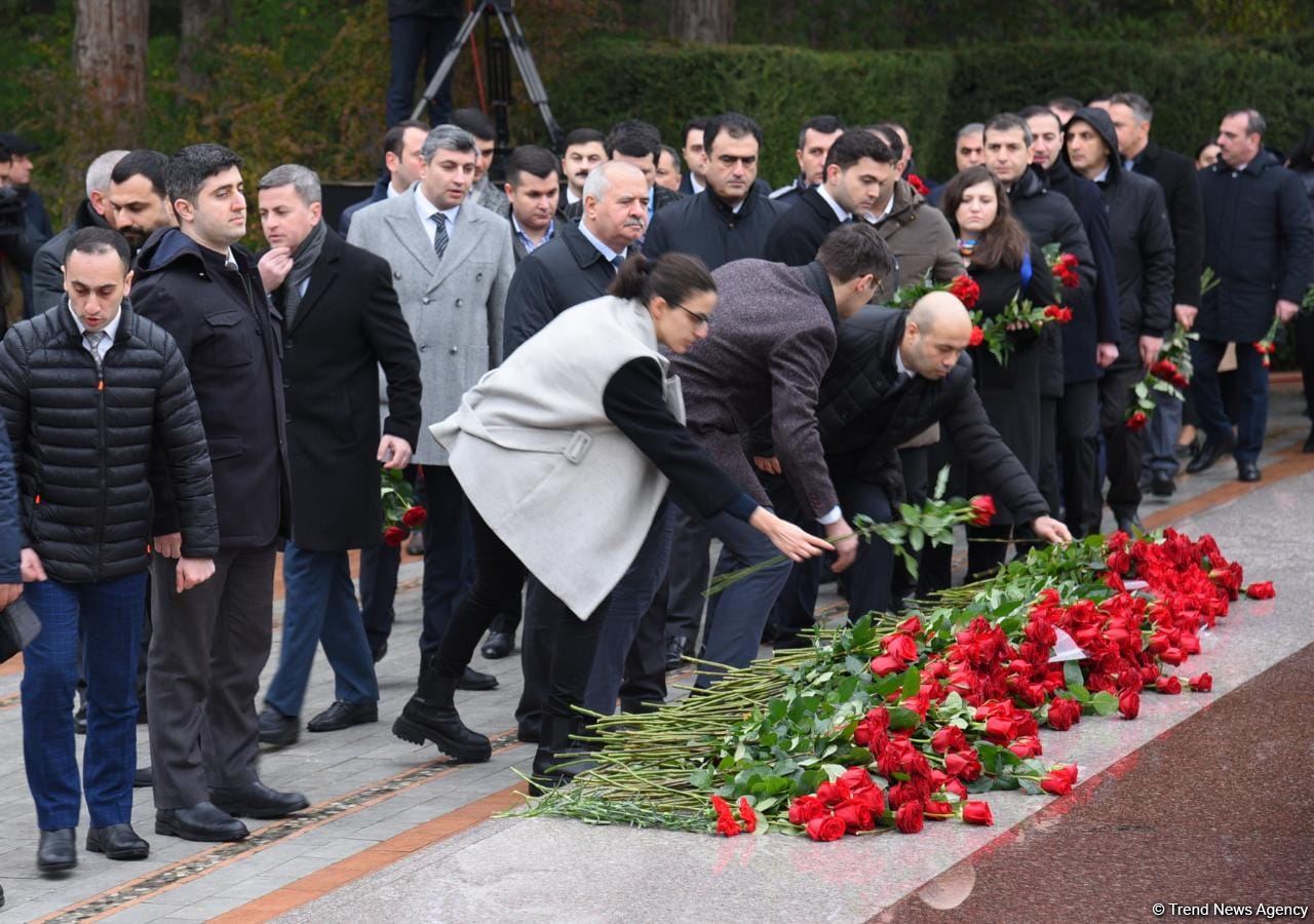 Azerbaijan's public honors memory of the Great Leader Heydar Aliyev (PHOTO)