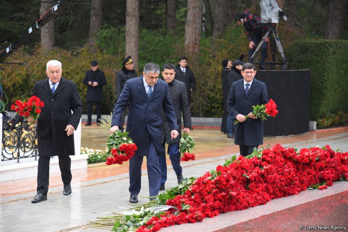 Azerbaijan's public honors memory of the Great Leader Heydar Aliyev (PHOTO)
