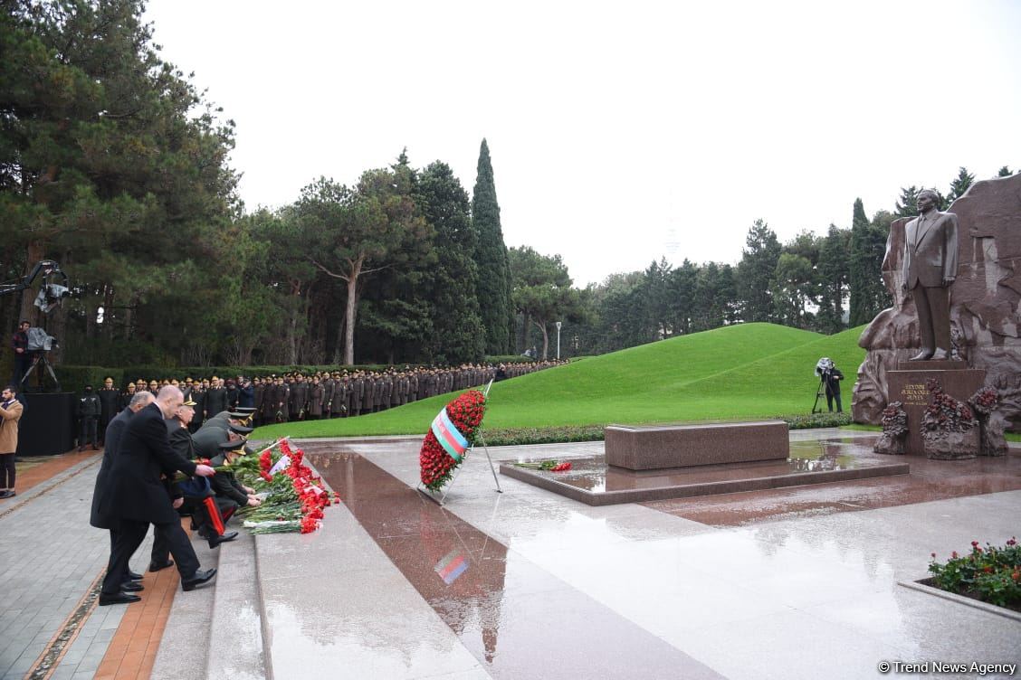 Azerbaijan's public honors memory of the Great Leader Heydar Aliyev (PHOTO)