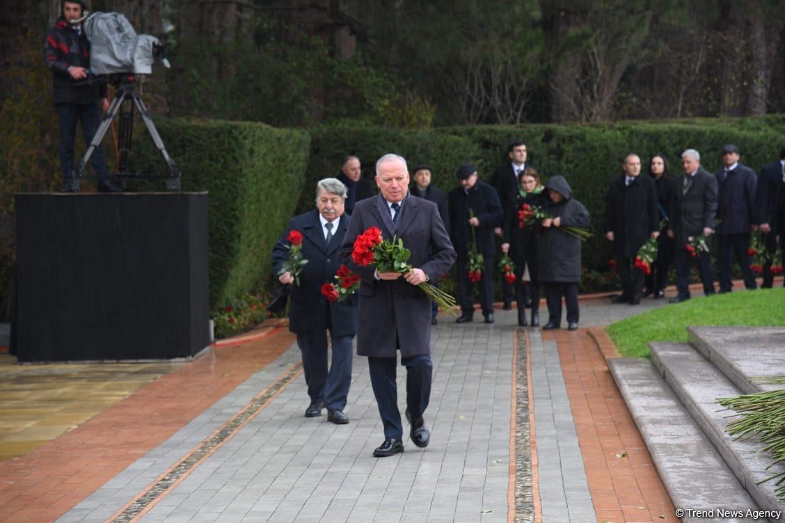 Azerbaijan's public honors memory of the Great Leader Heydar Aliyev (PHOTO)