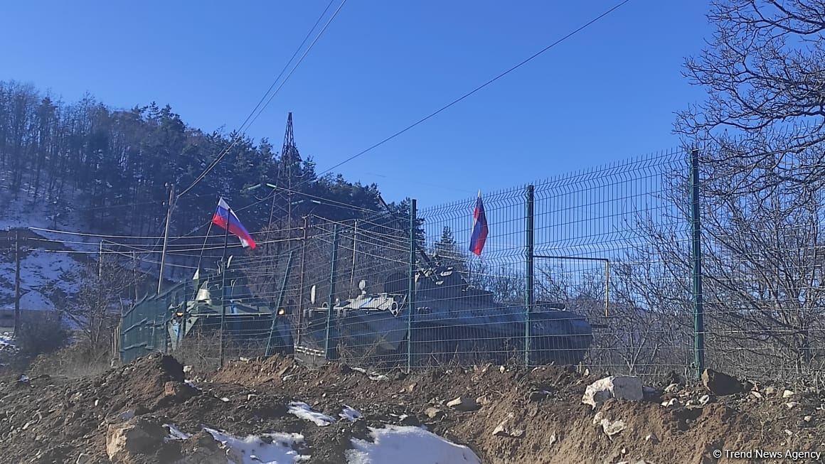 Российские миротворцы стянули бронетехнику на место акции протеста в Карабахе (ФОТО)
