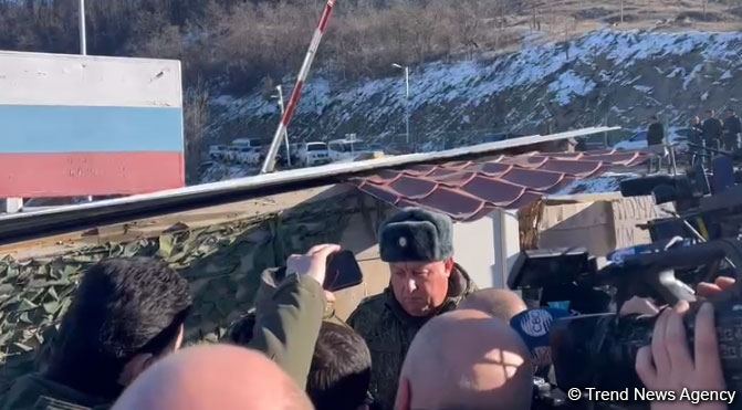 Russian colonel unable to answer questions of Azerbaijani protesters (VIDEO)