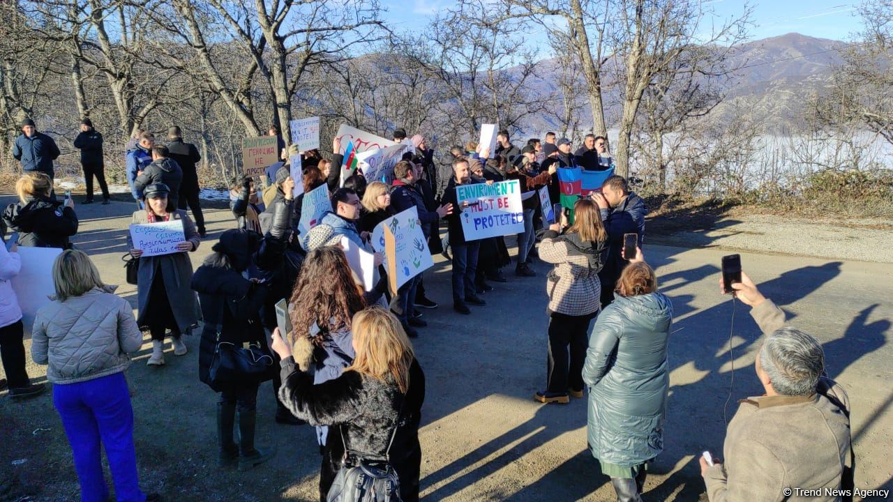Azerbaijanis hold protest near Russian peacekeepers' post in Karabakh, set up tents (PHOTO/VIDEO)