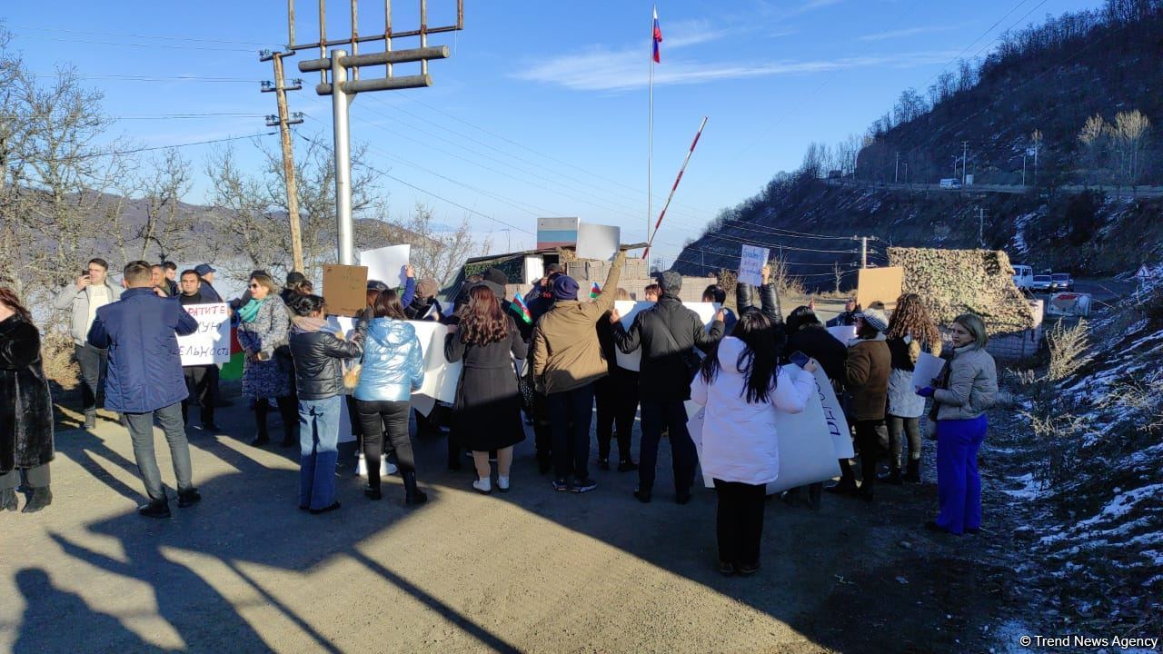 Azerbaijanis hold protest near Russian peacekeepers' post in Karabakh, set up tents (PHOTO/VIDEO)