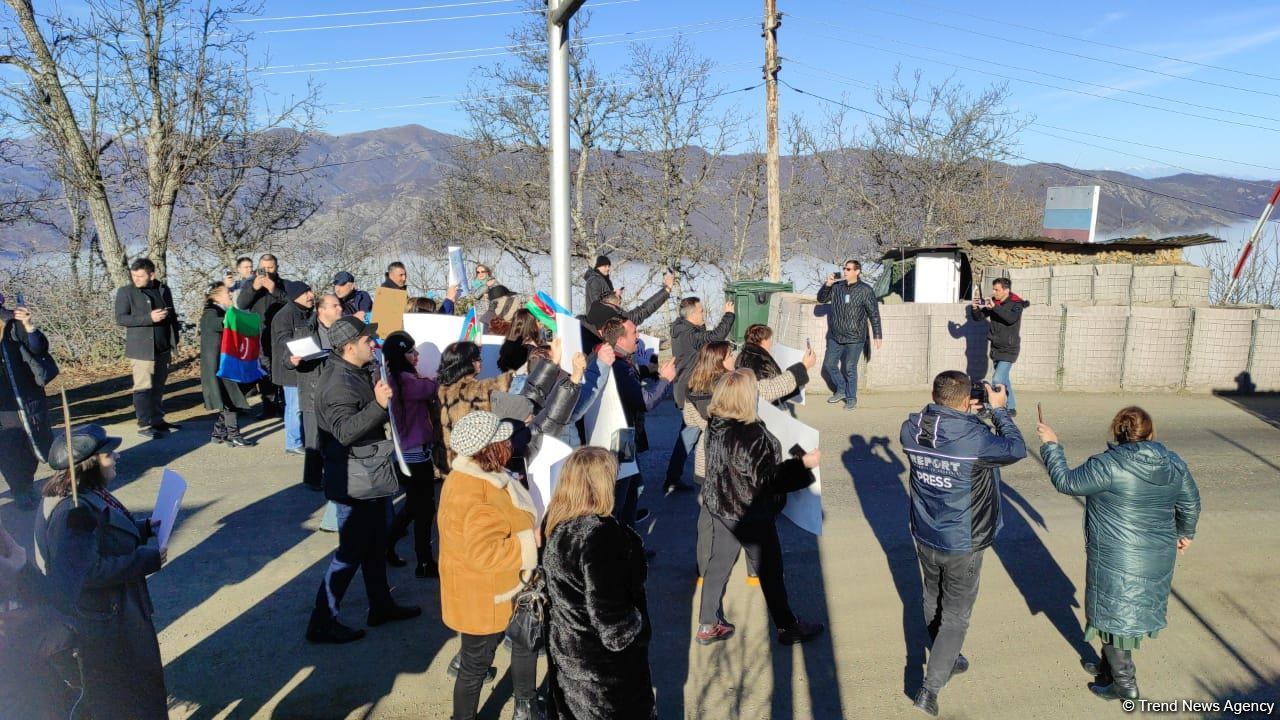 Azerbaijanis hold protest near Russian peacekeepers' post in Karabakh, set up tents (PHOTO/VIDEO)
