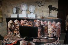Красочный сад  с прекрасными девушками! Art Tower Gallery стала ярким событием культурной жизни Ичери шехер (ФОТО)