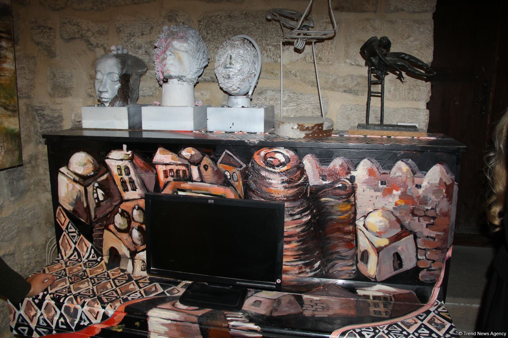 Красочный сад  с прекрасными девушками! Art Tower Gallery стала ярким событием культурной жизни Ичери шехер (ФОТО)