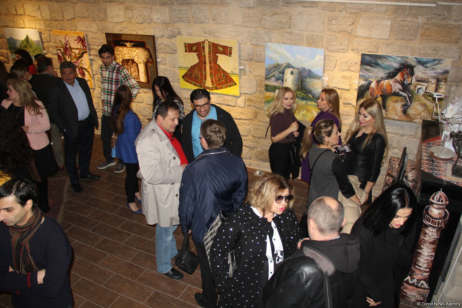 Красочный сад  с прекрасными девушками! Art Tower Gallery стала ярким событием культурной жизни Ичери шехер (ФОТО)