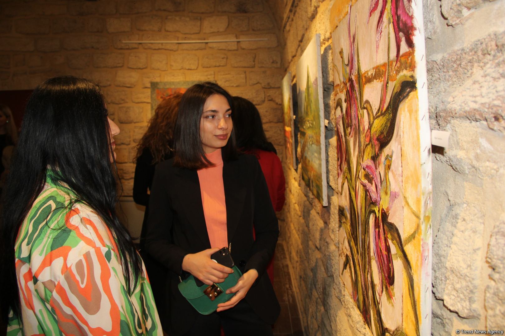 Красочный сад  с прекрасными девушками! Art Tower Gallery стала ярким событием культурной жизни Ичери шехер (ФОТО)