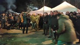 Участники акции протеста и миротворцы вместе смотрят футбольный матч Франция-Марокко (ФОТО/ВИДЕО)