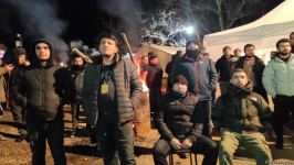 Участники акции протеста и миротворцы вместе смотрят футбольный матч Франция-Марокко (ФОТО/ВИДЕО)