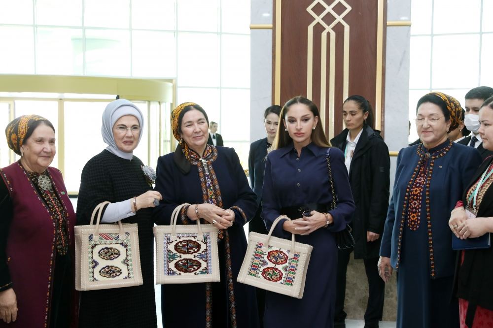 First VP of Azerbaijan Mehriban Aliyeva views exhibitions of fine and decorative arts in Turkmenbashi (PHOTO/VIDEO)