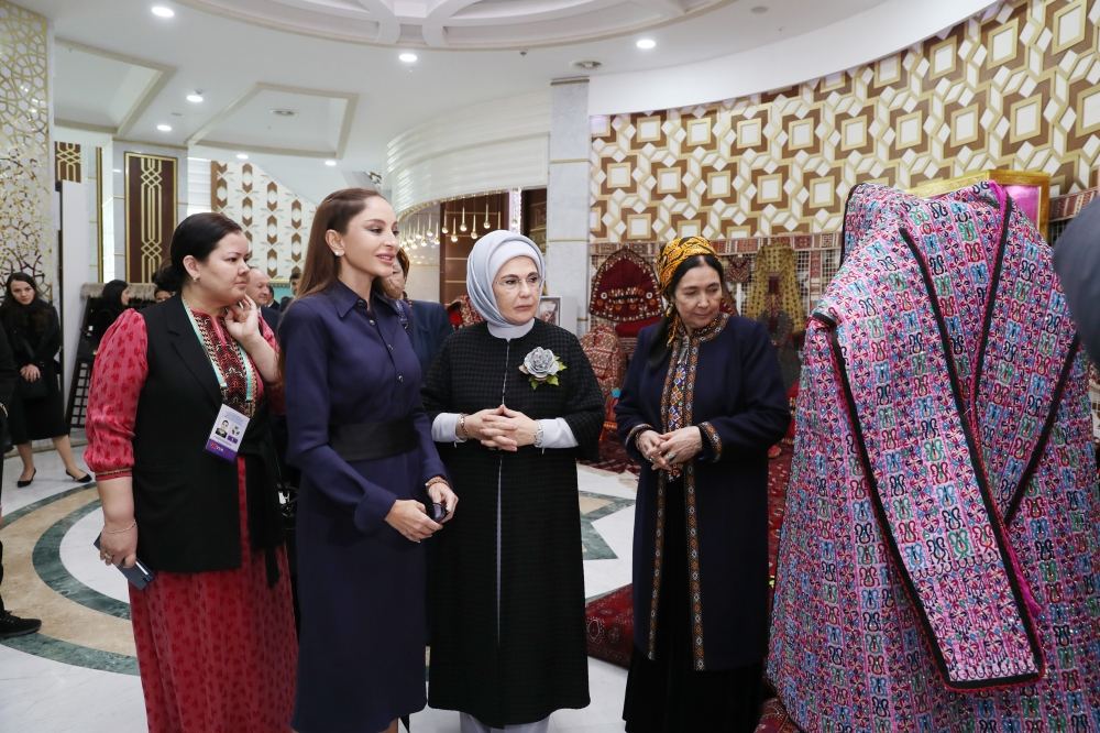 First VP of Azerbaijan Mehriban Aliyeva views exhibitions of fine and decorative arts in Turkmenbashi (PHOTO/VIDEO)