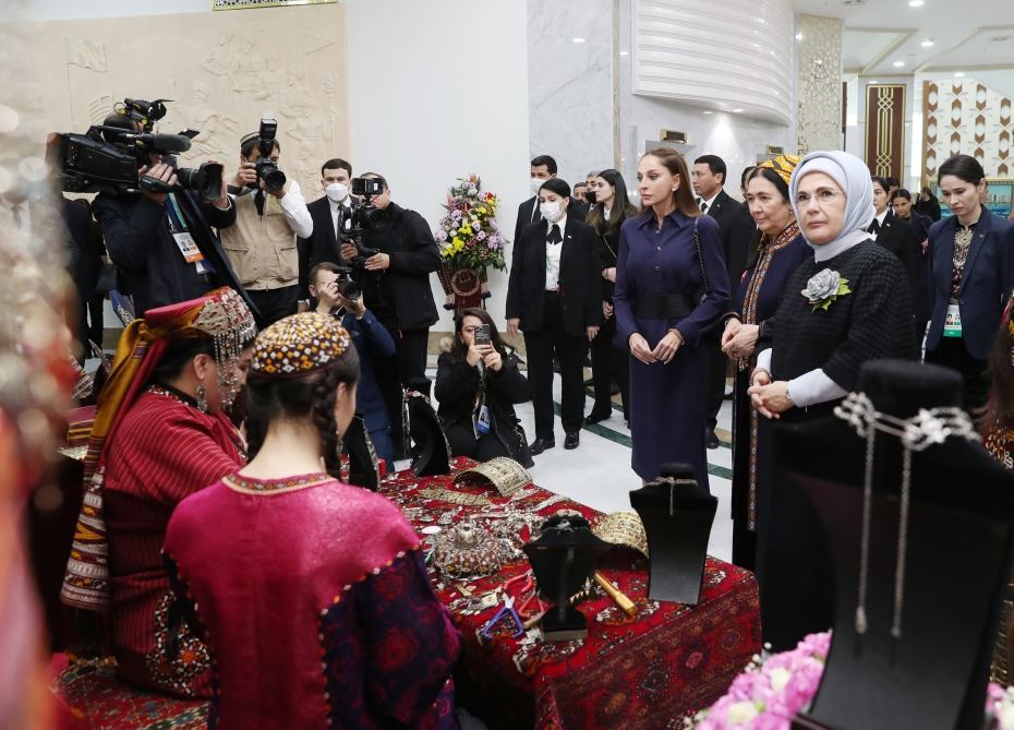 First VP of Azerbaijan Mehriban Aliyeva views exhibitions of fine and decorative arts in Turkmenbashi (PHOTO/VIDEO)