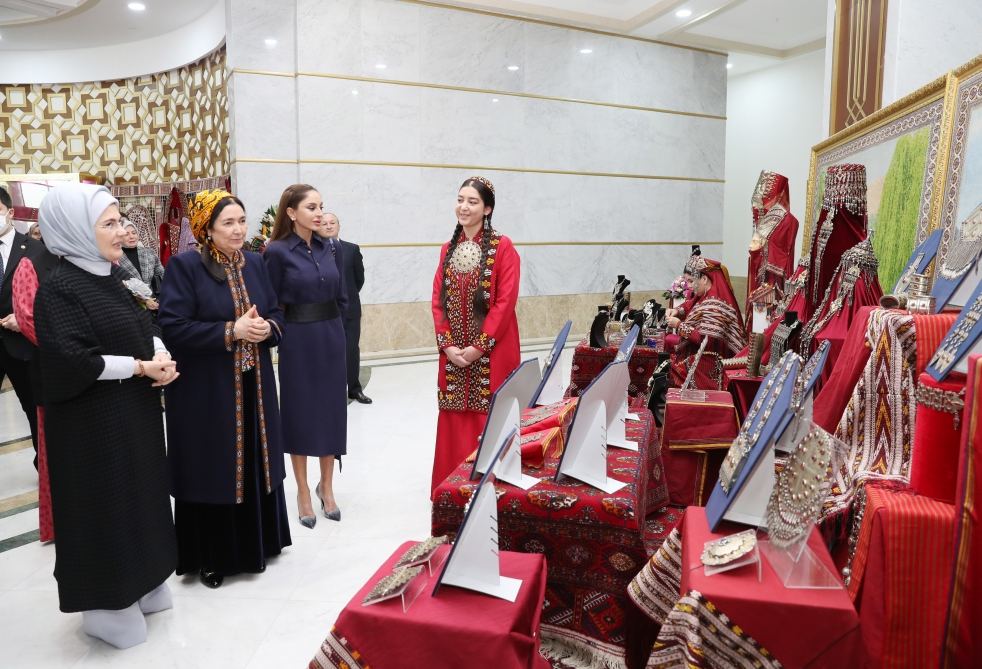First VP of Azerbaijan Mehriban Aliyeva views exhibitions of fine and decorative arts in Turkmenbashi (PHOTO/VIDEO)
