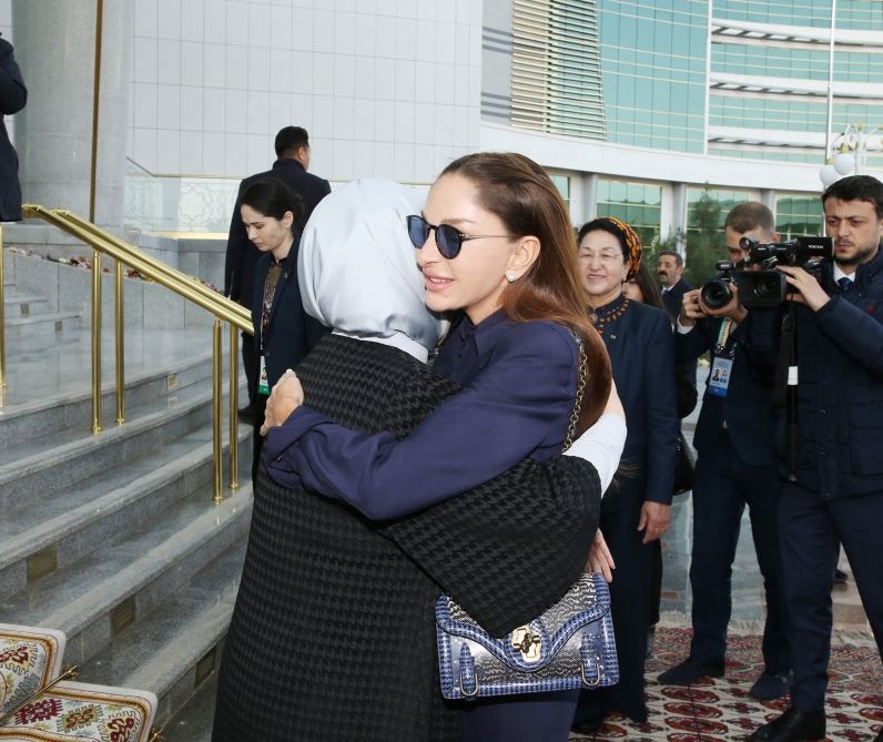 First VP of Azerbaijan Mehriban Aliyeva views exhibitions of fine and decorative arts in Turkmenbashi (PHOTO/VIDEO)