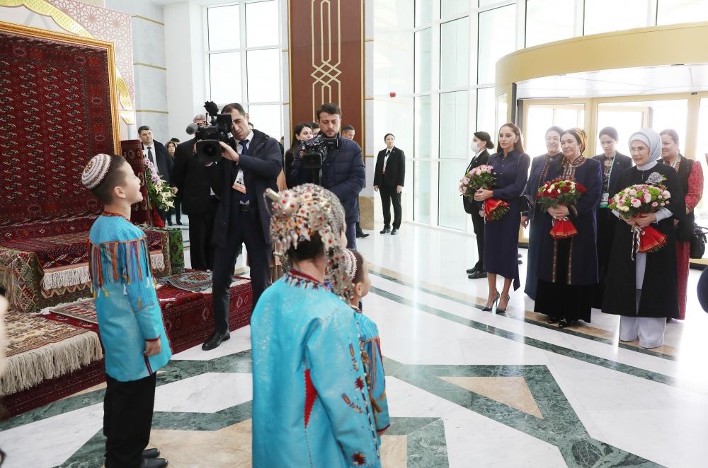 First VP of Azerbaijan Mehriban Aliyeva views exhibitions of fine and decorative arts in Turkmenbashi (PHOTO/VIDEO)