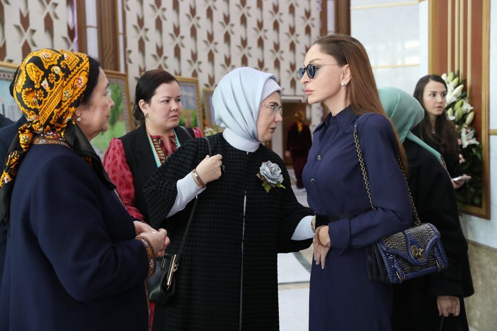 First VP of Azerbaijan Mehriban Aliyeva views exhibitions of fine and decorative arts in Turkmenbashi (PHOTO/VIDEO)