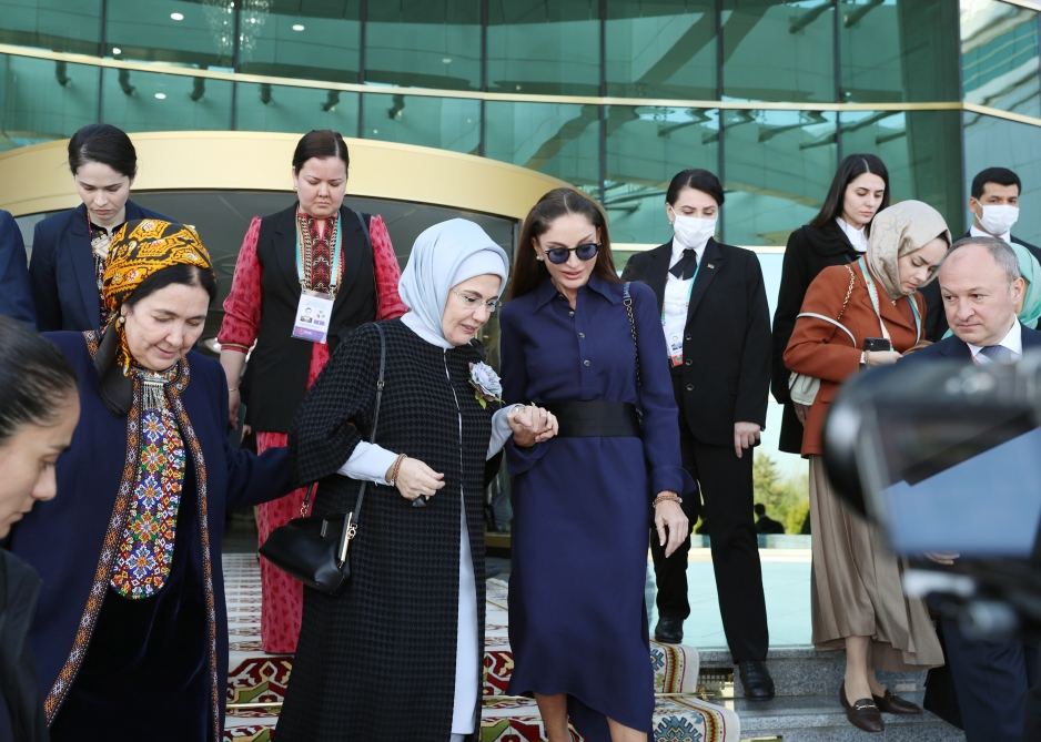 First VP of Azerbaijan Mehriban Aliyeva views exhibitions of fine and decorative arts in Turkmenbashi (PHOTO/VIDEO)