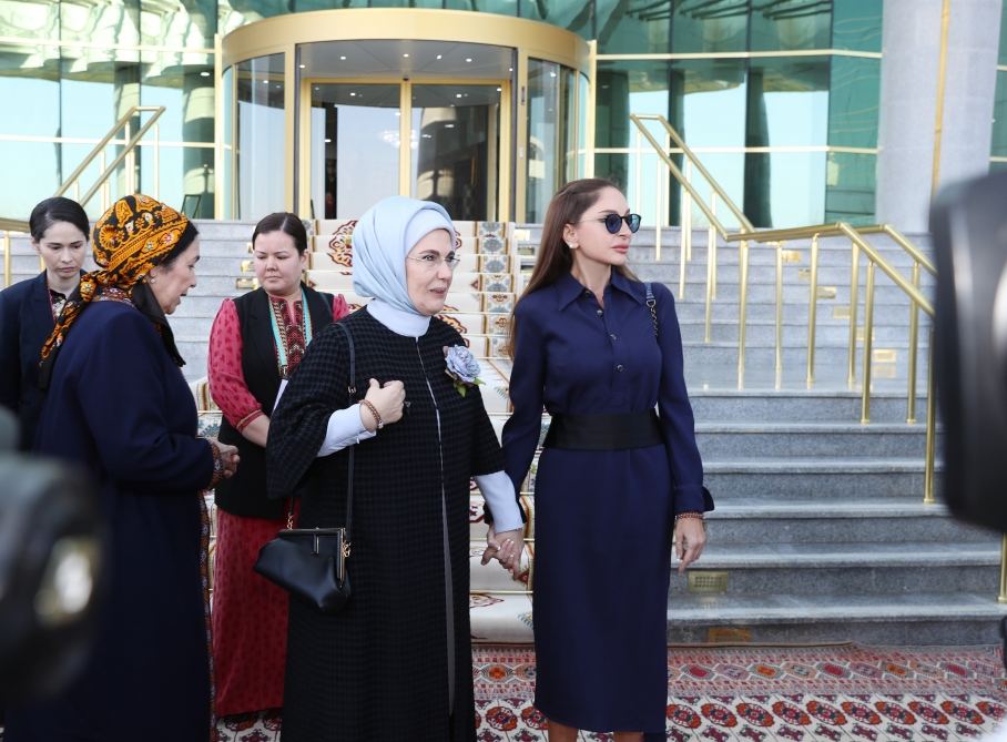 First VP of Azerbaijan Mehriban Aliyeva views exhibitions of fine and decorative arts in Turkmenbashi (PHOTO/VIDEO)