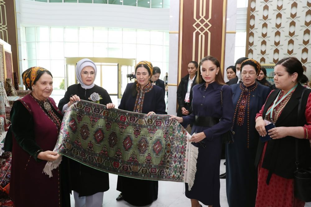 First VP of Azerbaijan Mehriban Aliyeva views exhibitions of fine and decorative arts in Turkmenbashi (PHOTO/VIDEO)
