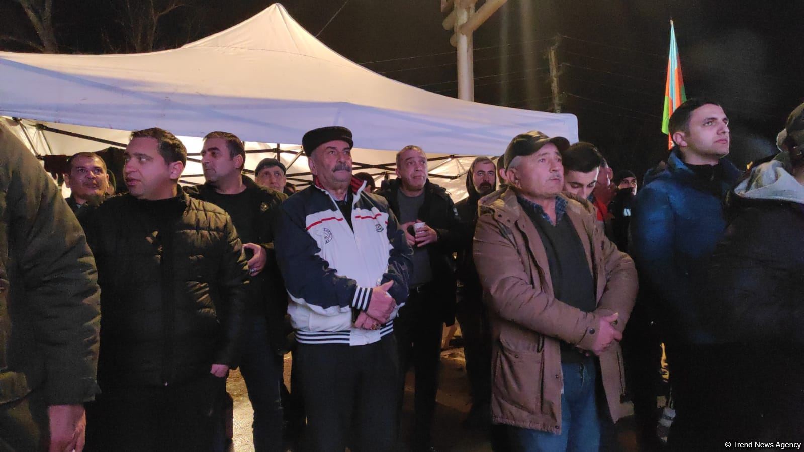 Участники акции протеста и миротворцы вместе смотрят футбольный матч Франция-Марокко (ФОТО/ВИДЕО)
