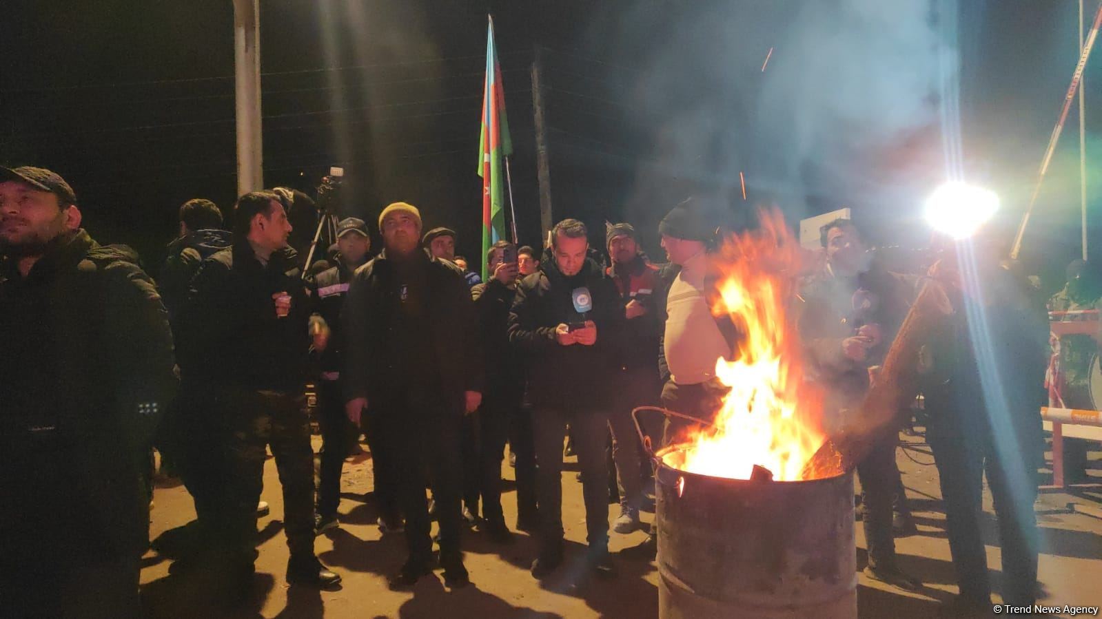 Участники акции протеста и миротворцы вместе смотрят футбольный матч Франция-Марокко (ФОТО/ВИДЕО)