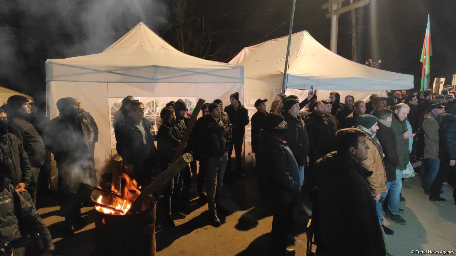 Участники акции протеста и миротворцы вместе смотрят футбольный матч Франция-Марокко (ФОТО/ВИДЕО)