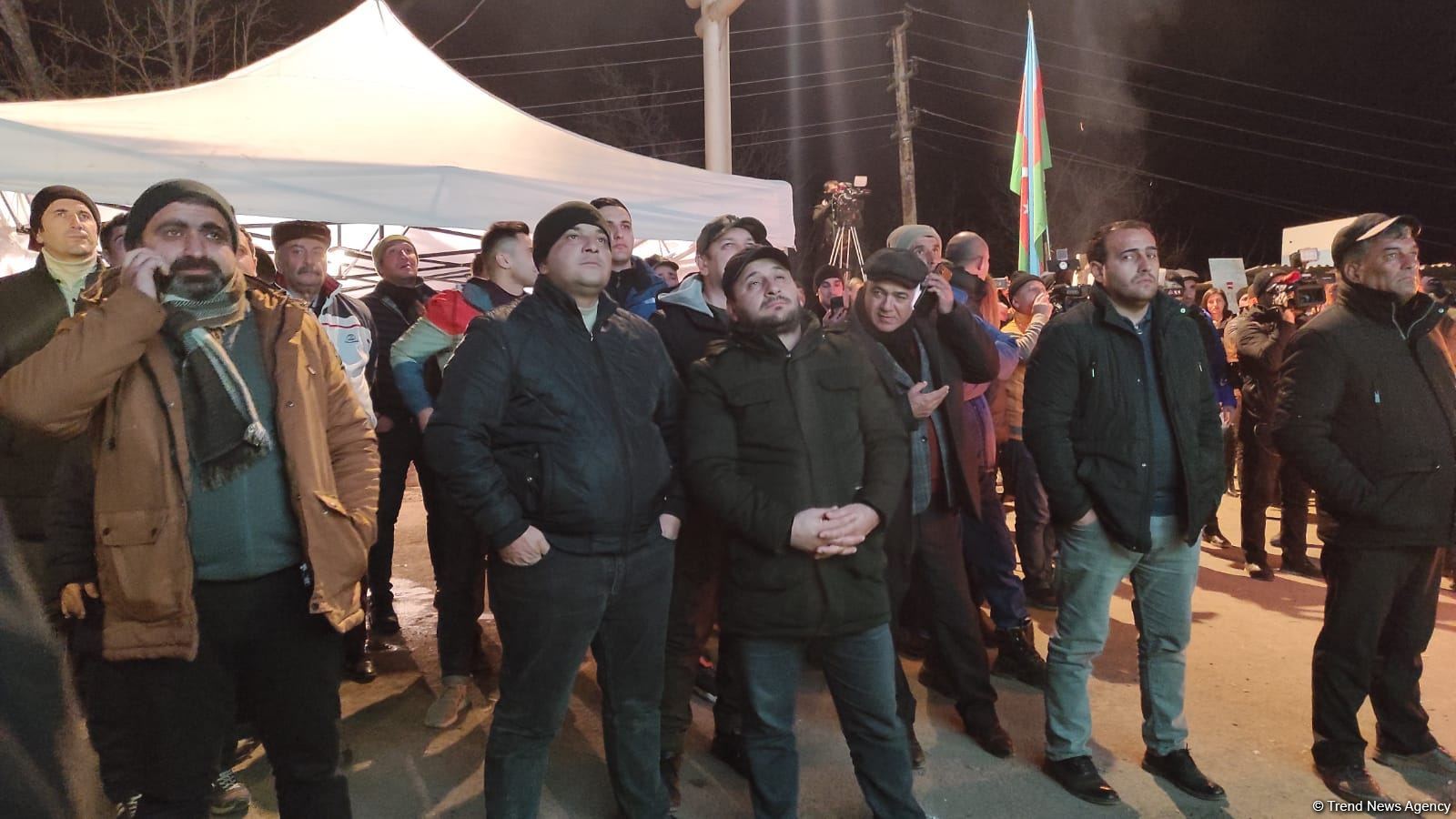 Участники акции протеста и миротворцы вместе смотрят футбольный матч Франция-Марокко (ФОТО/ВИДЕО)