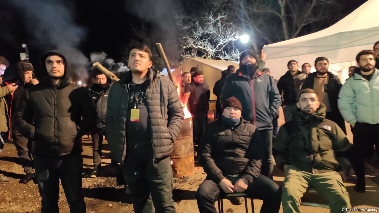 Участники акции протеста и миротворцы вместе смотрят футбольный матч Франция-Марокко (ФОТО/ВИДЕО)