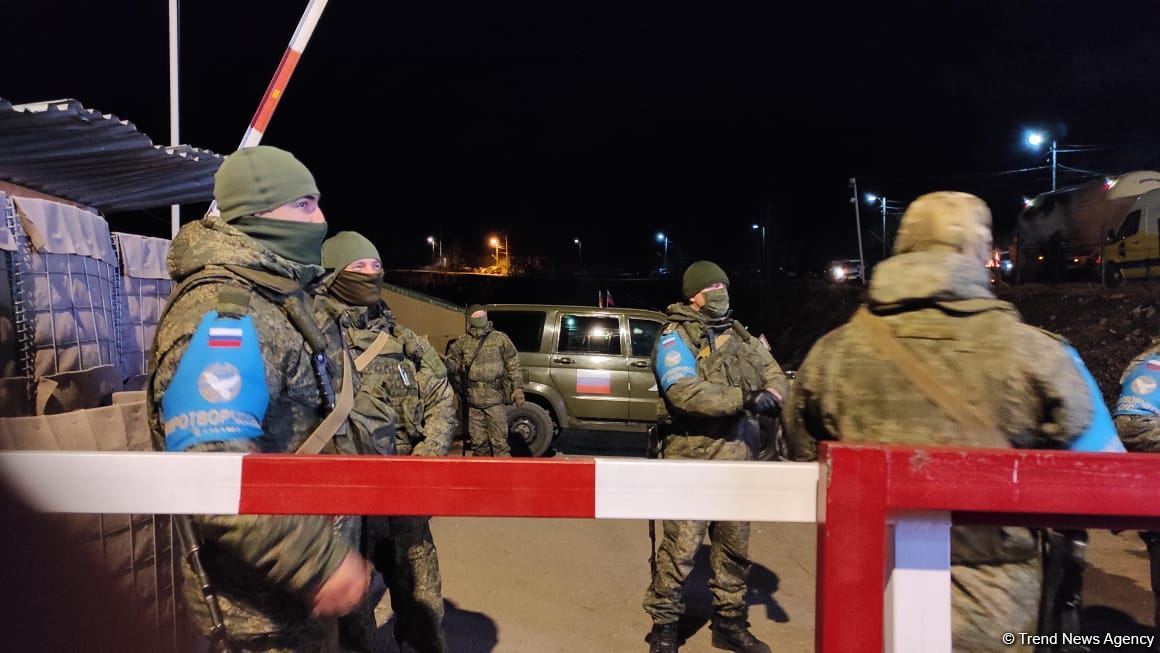 Участники акции протеста и миротворцы вместе смотрят футбольный матч Франция-Марокко (ФОТО/ВИДЕО)