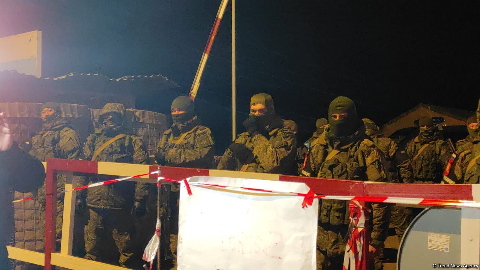 Участники акции протеста и миротворцы вместе смотрят футбольный матч Франция-Марокко (ФОТО/ВИДЕО)