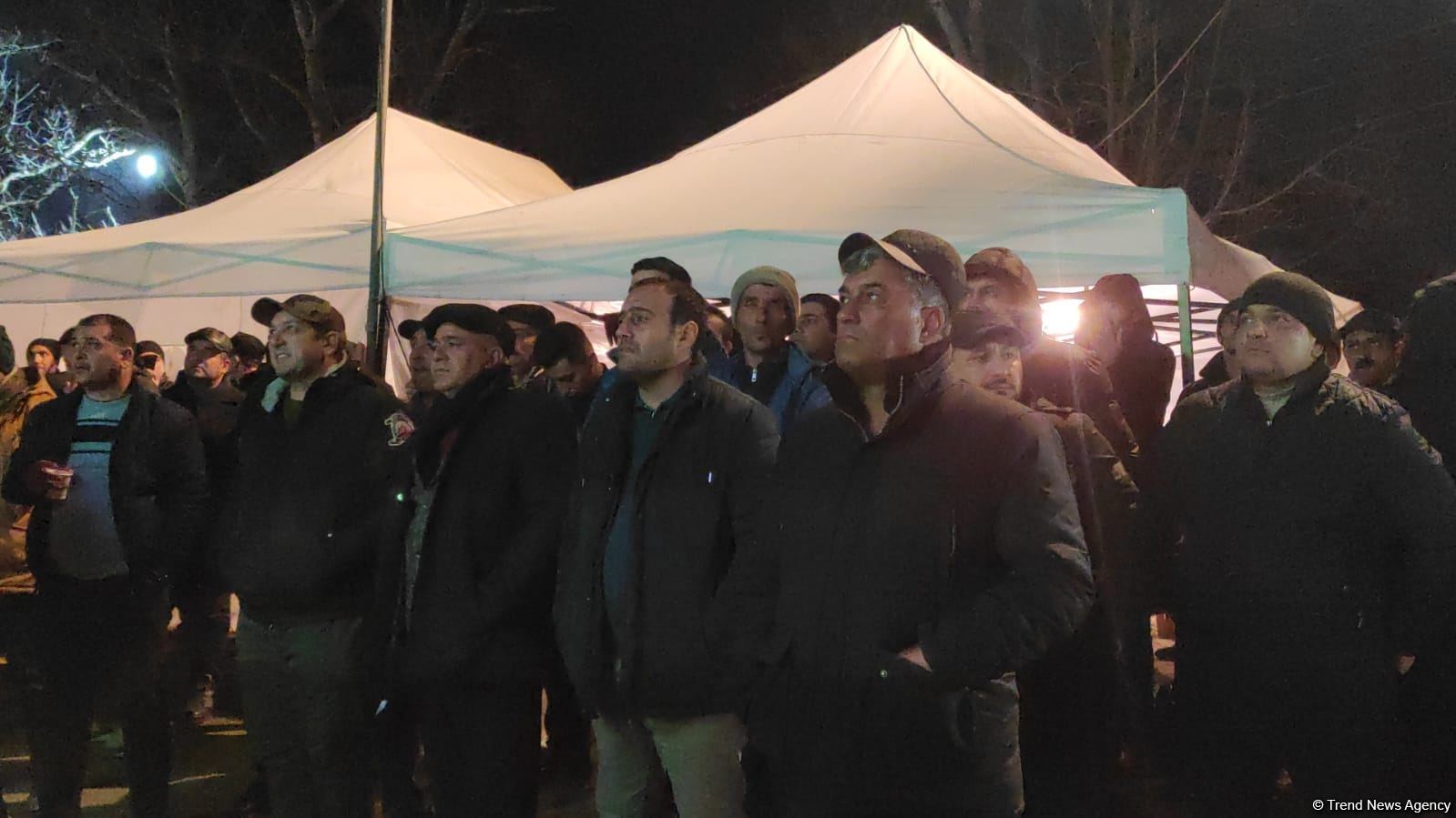 Участники акции протеста и миротворцы вместе смотрят футбольный матч Франция-Марокко (ФОТО/ВИДЕО)