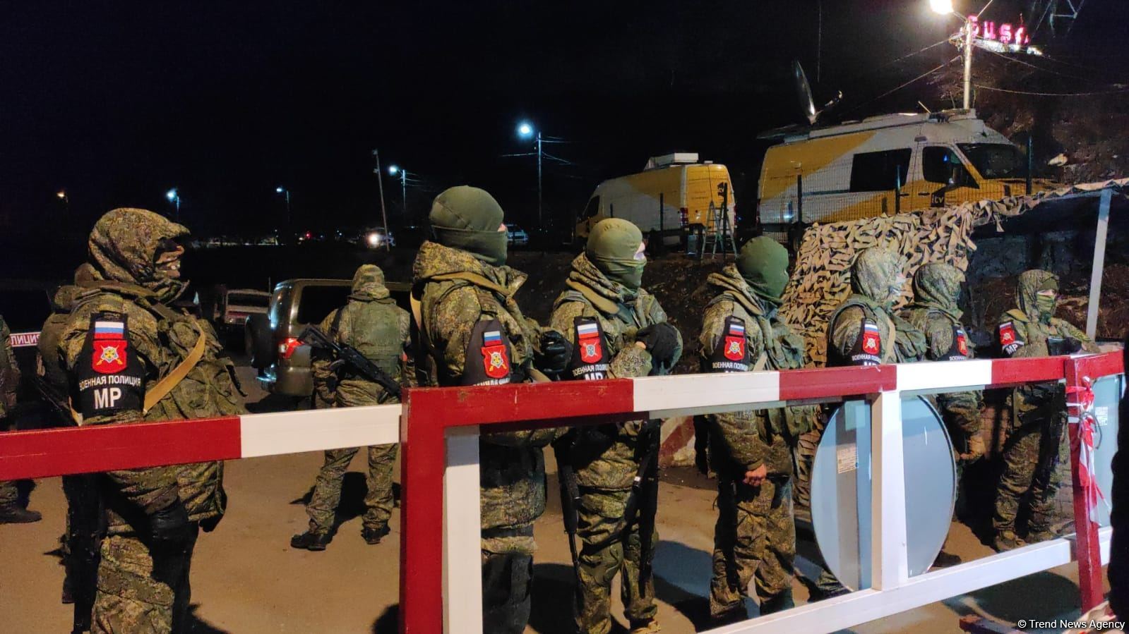 Участники акции протеста и миротворцы вместе смотрят футбольный матч Франция-Марокко (ФОТО/ВИДЕО)