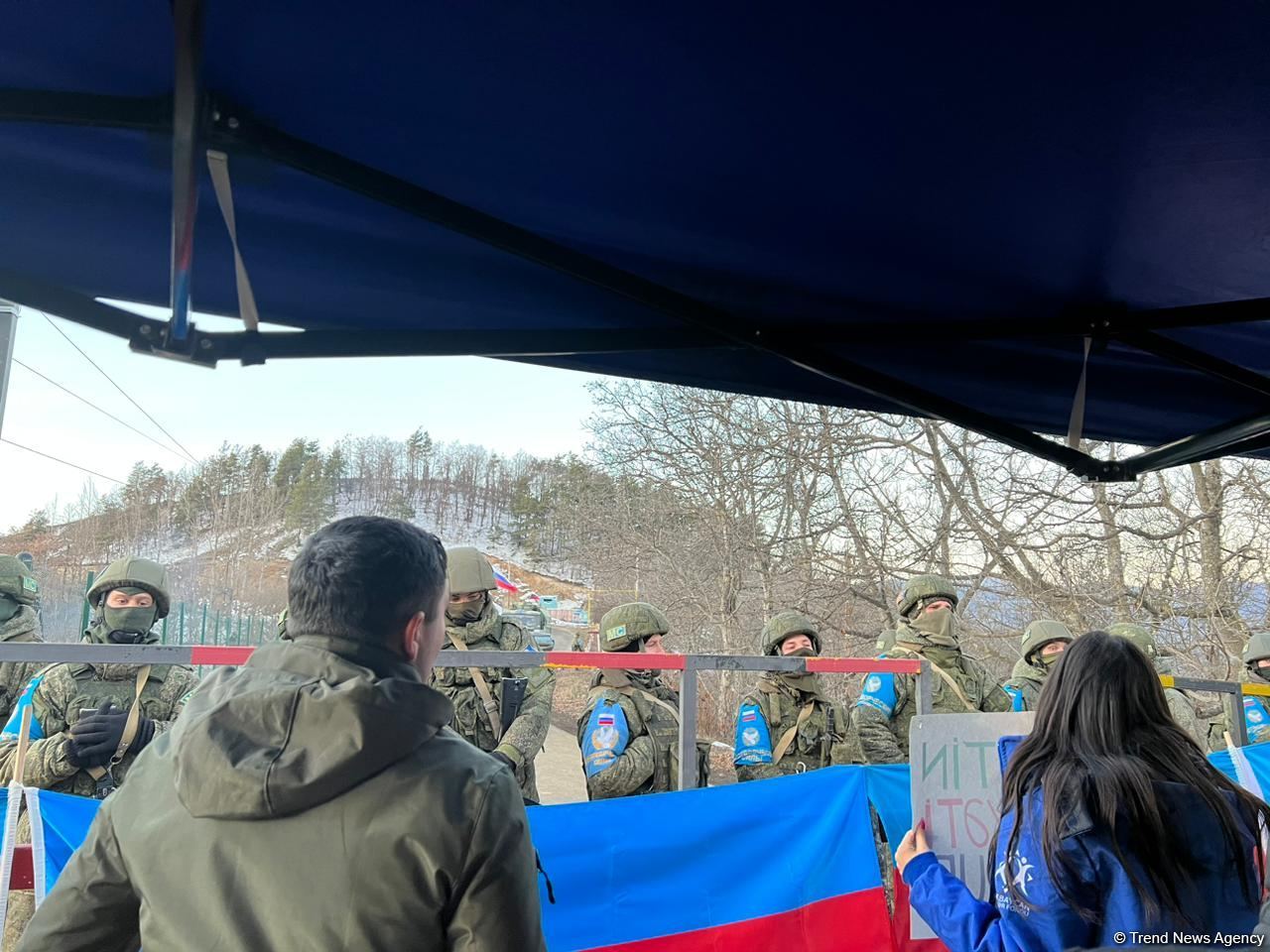 Azerbaijanis continue protests near Shusha for third day (PHOTO)