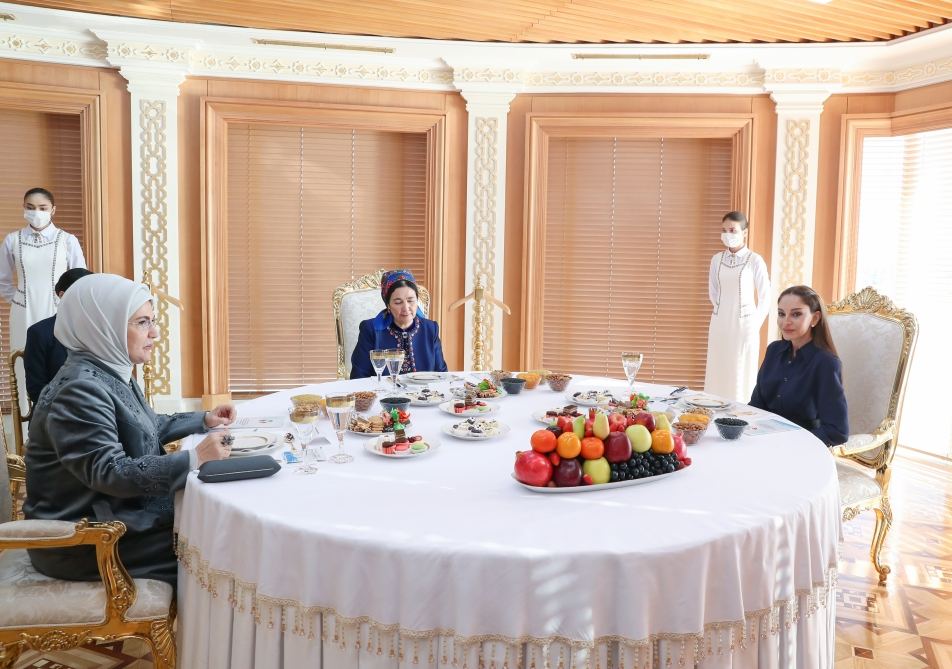 First VP of Azerbaijan Mehriban Aliyeva views exhibitions of fine and decorative arts in Turkmenbashi (PHOTO/VIDEO)