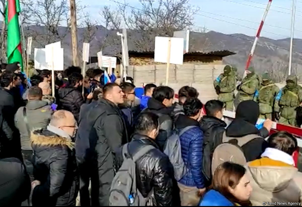 'Lachin road - Peace road!', Azerbaijanis continue peaceful protests (VIDEO)