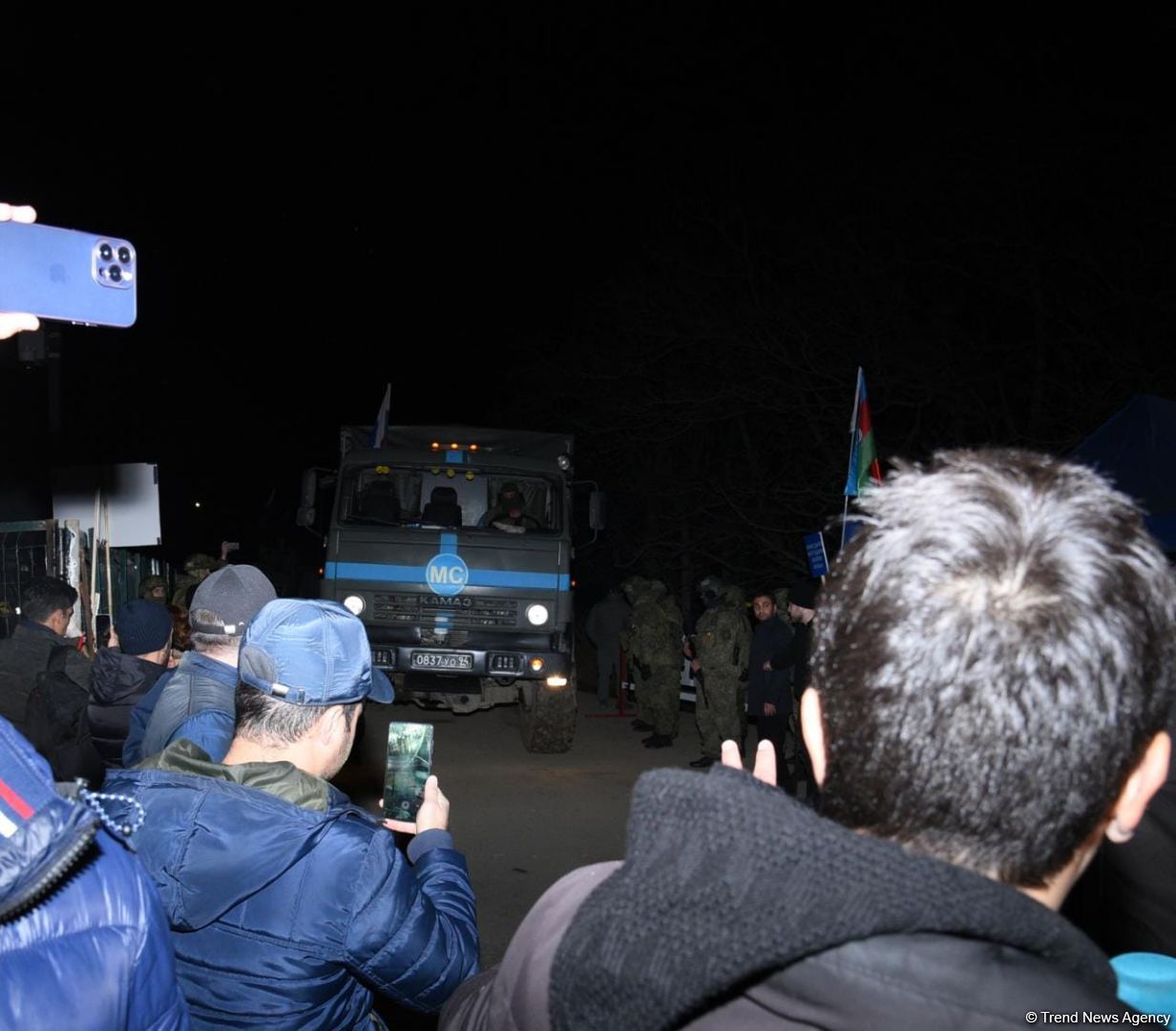 Russian peacekeepers' supply vehicle pass along Azerbaijan's Lachin road (PHOTO/VIDEO)