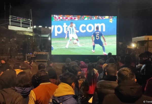 Azerbaijani protesters on Lachin road, Russian peacekeepers watch Argentina-France football match together (PHOTO/VIDEO)